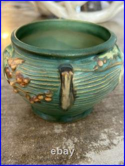 Ceramic bowl titled'Bushberry' by Roseville Pottery 4.5