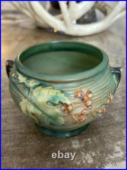 Ceramic bowl titled'Bushberry' by Roseville Pottery 4.5